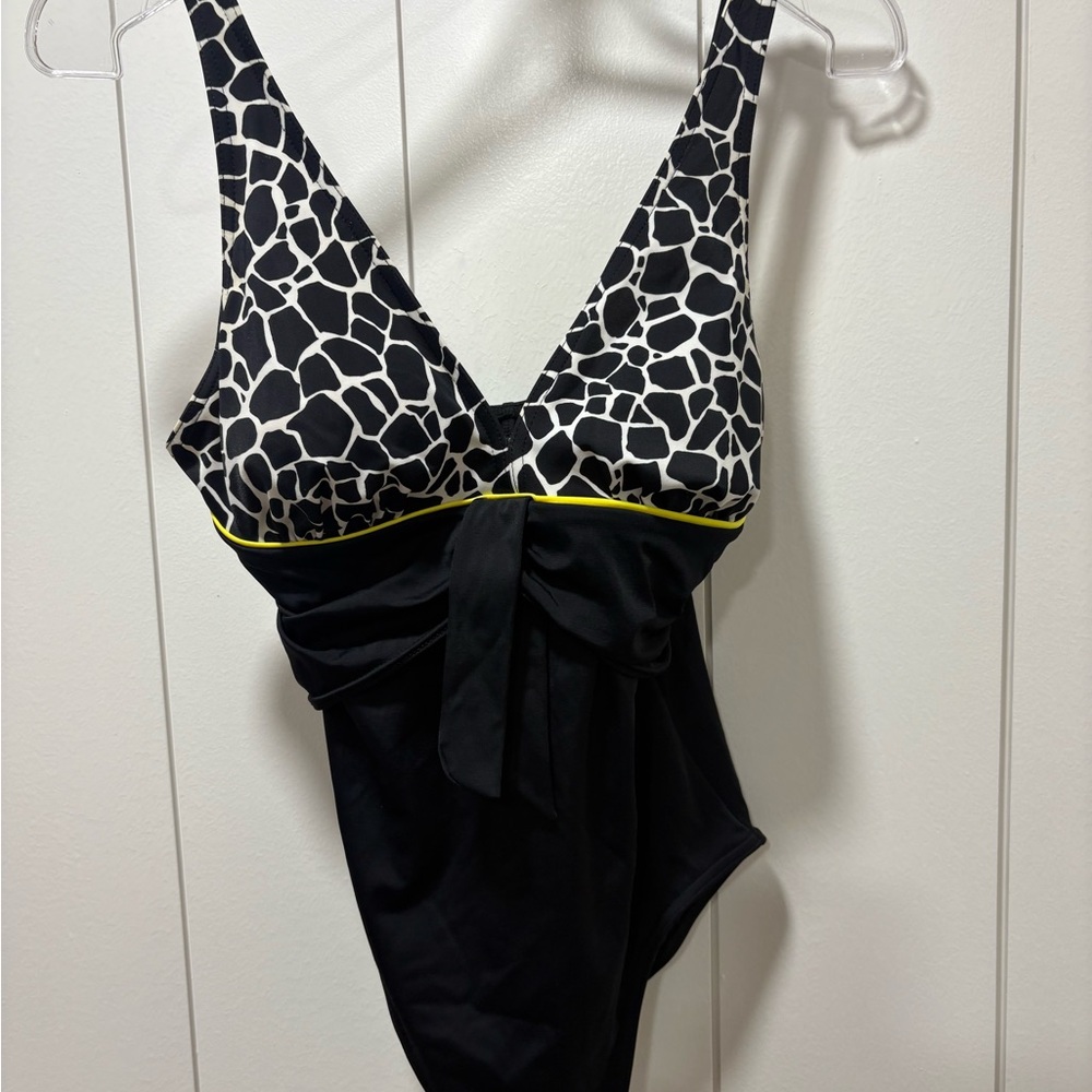 It Figures! Black Tummy Thinner Padded Full Coverage One Piece Swimsuit Size 10